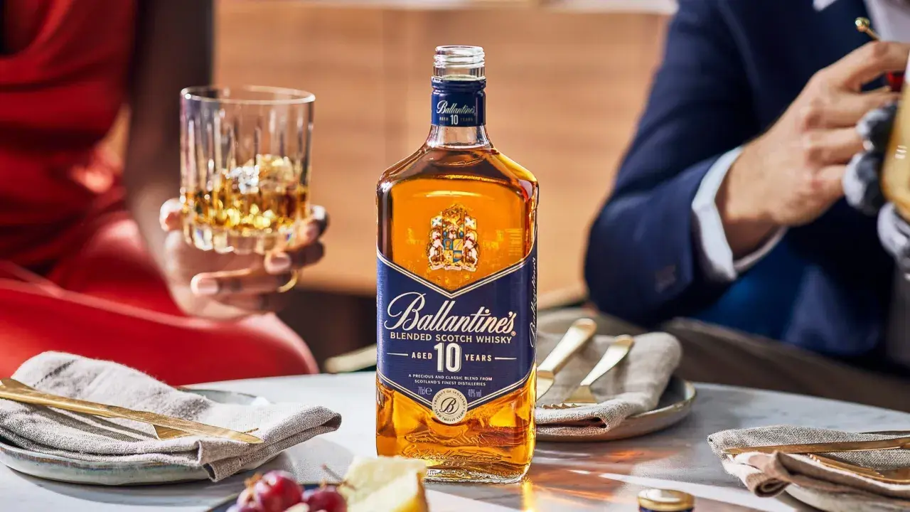 Elegancka butelka Ballantine's Aged 10 Years, idealna na specjalne okazje. Ten single malt whisky czeka na degustację.