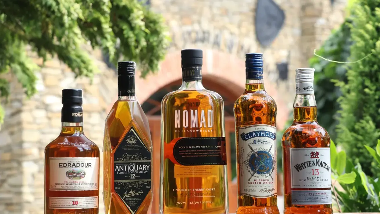 Pięć butelek whisky: Edradour, Antiquary, Nomad, Claymore i Whyte & Mackay. Co to whisky? To trunek z długą historią.