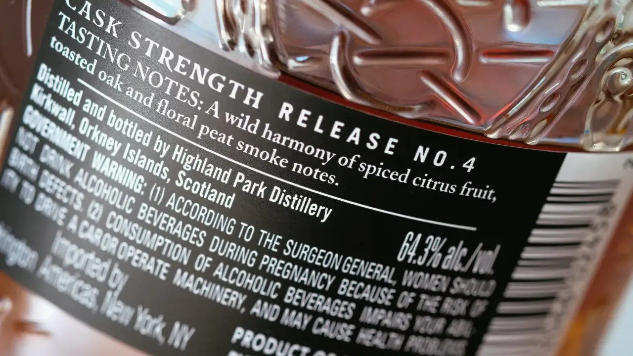 Etykieta Highland Park Cask Strength Release No. 4, z nutami dymu torfowego i cytrusów, destylowana w Kirkwall, Szkocja.