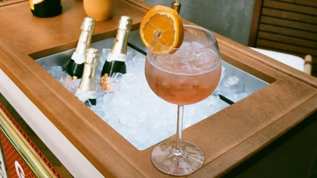 Orzeźwiający Aperol z pomarańczą i butelkami prosecco w lodzie. Idealne, jakie prosecco do aperola?