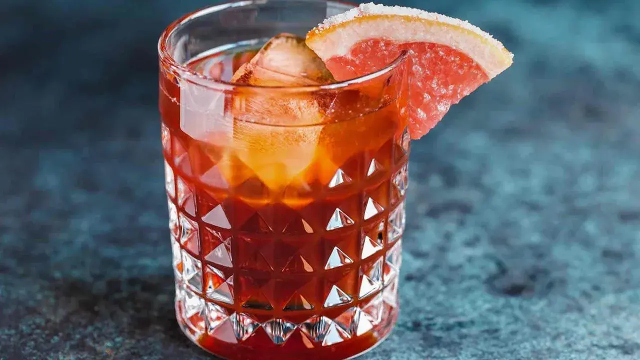 Koktajl z Jägermeister Manifest i grejpfrutem. Idealny na letnie wieczory, gdy zastanawiasz się, z czym pić.