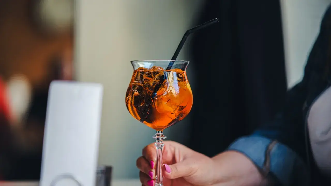 Orzeźwiający drink z lodem i słomką. Idealny na upalne dni, by poczuć smak lata. Jak pić Aperol? Z lodem i plasterkiem pomarańczy!
