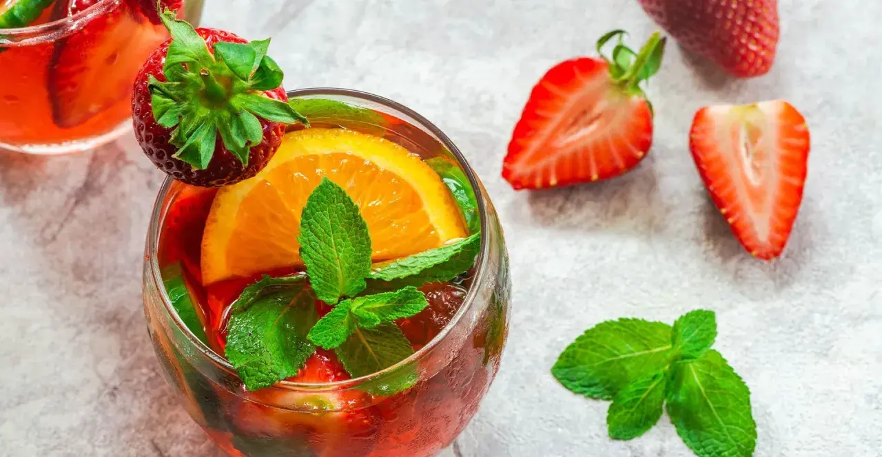 Orzeźwiający drink z truskawkami, pomarańczą i miętą. Idealny do picia z Hennessy, gdy chcesz poczuć letnią słodycz.
