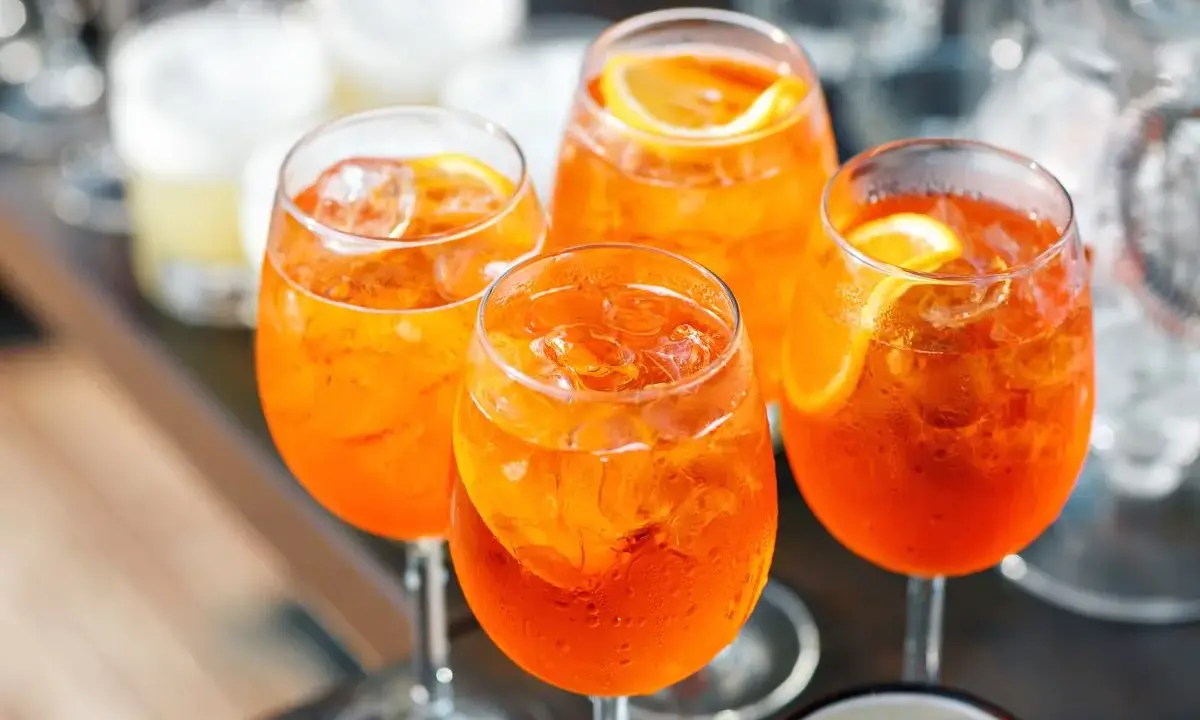 Orzeźwiające Aperol Spritz, idealne na lato. Prosty aperol przepis na drinka z lodem i plasterkiem pomarańczy.