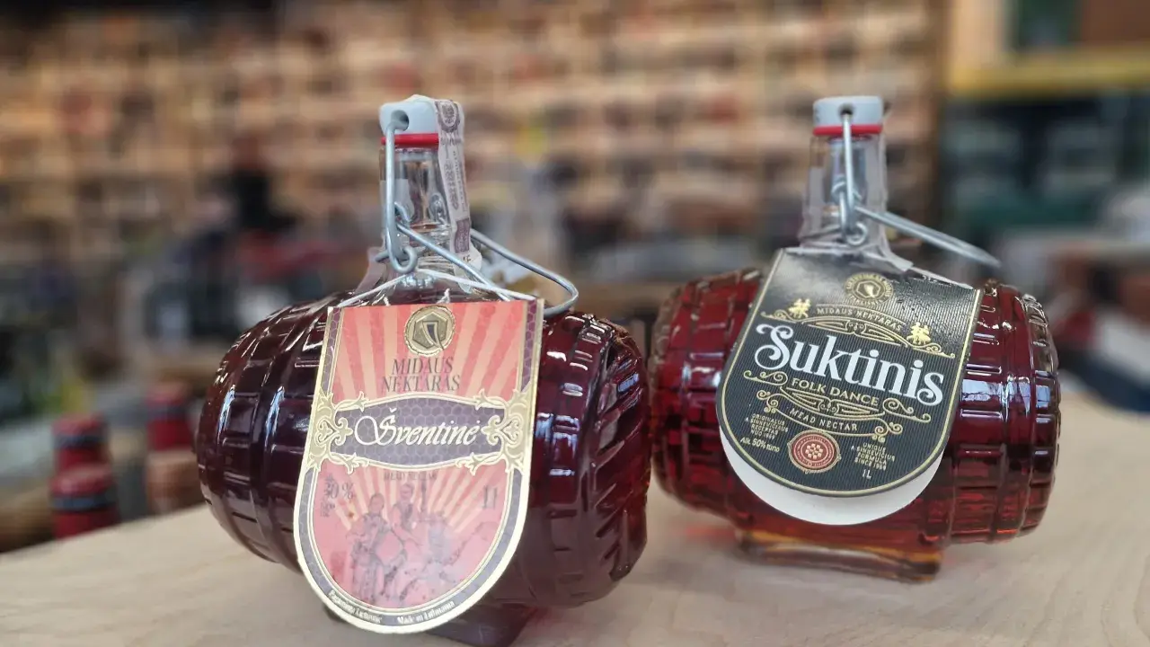 Dwie butelki Suktinisa, litewskiego miodu pitnego. Idealny do degustacji w gronie przyjaciół.