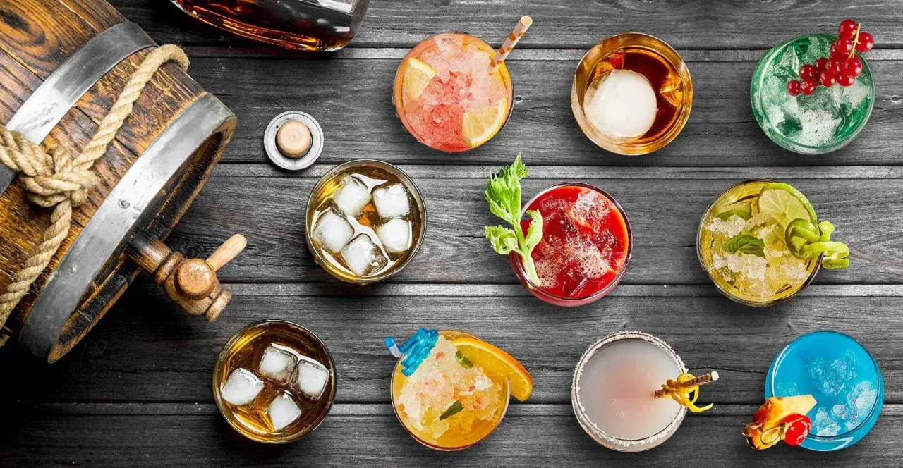 Drewniana beczka i różnorodne drinki – od klasycznej whisky z lodem po kolorowe koktajle. Idealne propozycje, z czym pić whisky i nie tylko!