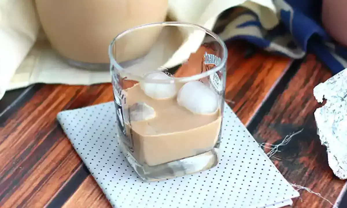 Szklanka z lodem i kremowym likierem, idealna do domowego likieru Baileys przepis.