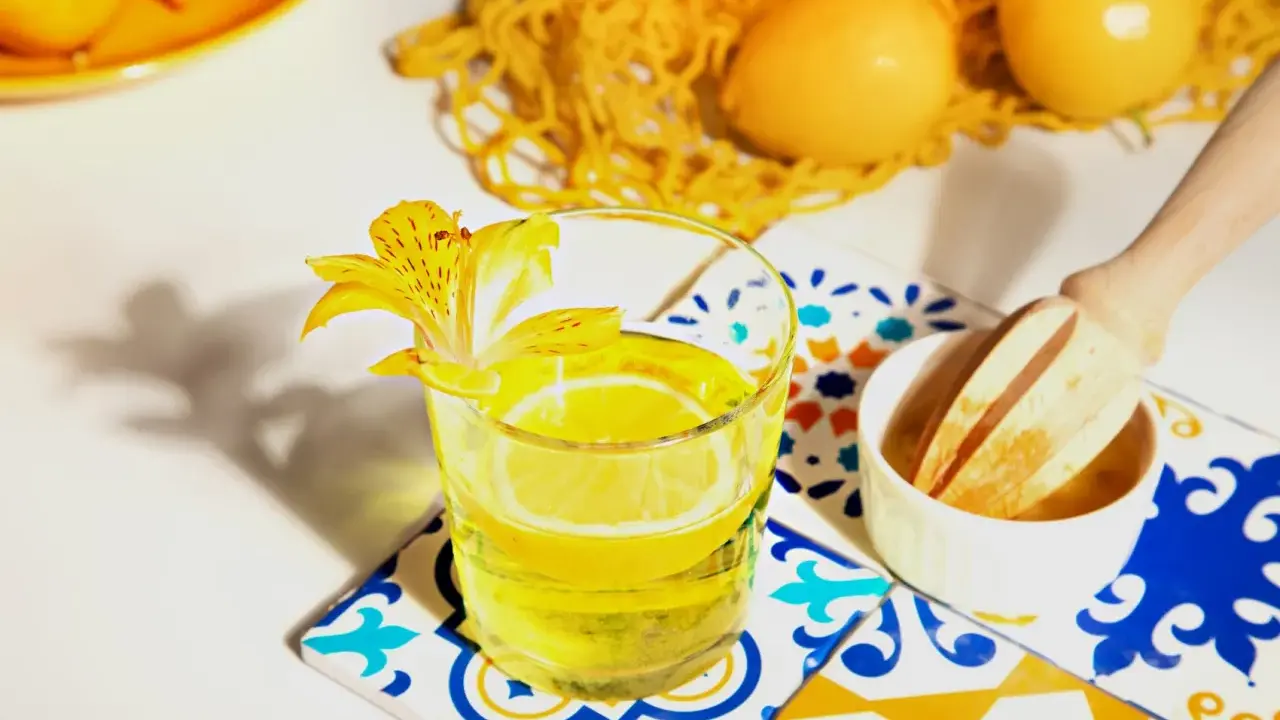 Orzeźwiający napój z cytryną i kwiatem, idealny do podania z limoncello.