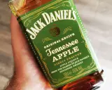 Butelka Jack Daniel's Tennessee Apple, z jabłkowym aromatem, który obiecuje wyjątkowy smak.