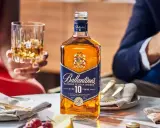 Elegancka butelka Ballantine's Aged 10 Years, idealna na specjalne okazje. Ten single malt whisky czeka na degustację.