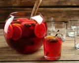 Aromaticzny poncz z pomarańczą i gwiazdkami anyżu, idealny na zimowe wieczory. Ten przepis na poncz zachwyci każdego!