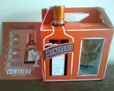 Zestaw Cointreau z kieliszkiem i instrukcją przygotowania drinka Cointreau Fizz. Ten pomarańczowy likier, znany jako Cointreau triple sec, to klucz do orzeźwiających koktajli.