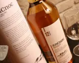ancnoc 12 Year Old Single Malt Scotch Whisky, butelka i kieliszek do degustacji.