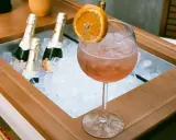 Orzeźwiający Aperol z pomarańczą i butelkami prosecco w lodzie. Idealne, jakie prosecco do aperola?
