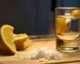 Orzeźwiający limoncello spritz z cytryną i solą na drewnianej desce. Idealny na letnie popołudnie.