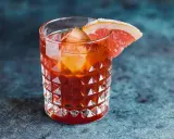 Koktajl z Jägermeister Manifest i grejpfrutem. Idealny na letnie wieczory, gdy zastanawiasz się, z czym pić.