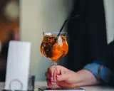 Orzeźwiający drink z lodem i słomką. Idealny na upalne dni, by poczuć smak lata. Jak pić Aperol? Z lodem i plasterkiem pomarańczy!