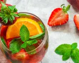 Orzeźwiający drink z truskawkami, pomarańczą i miętą. Idealny do picia z Hennessy, gdy chcesz poczuć letnią słodycz.