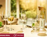 Eleganckie kieliszki i szklanki na stole, idealne do serwowania wina, szampana, drinków, a także w czym pić likier.