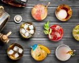 Drewniana beczka i różnorodne drinki – od klasycznej whisky z lodem po kolorowe koktajle. Idealne propozycje, z czym pić whisky i nie tylko!