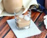 Szklanka z lodem i kremowym likierem, idealna do domowego likieru Baileys przepis.