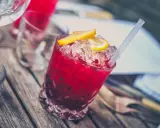 Czerwony drink z lodem i cytryną, z pewnością zawiera grenadynę. Co to jest? Syrop z granatów, idealny do koktajli.