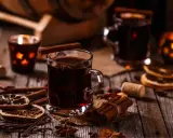 Ciepłe, jesienne drinki z cynamonem i anyżem, ozdobione suszonymi pomarańczami, tworzą przytulną atmosferę.
