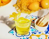 Orzeźwiający napój z cytryną i kwiatem, idealny do podania z limoncello.