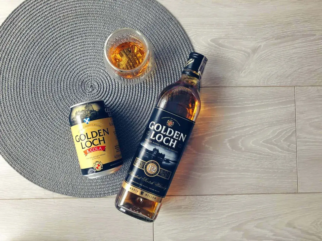 Złoty **Golden Loch** whisky i napój z colą, gotowe do degustacji.