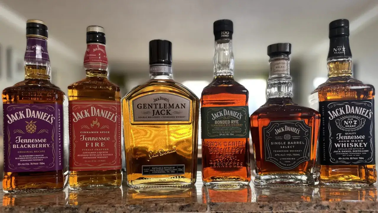 Kolekcja 10 najlepszych whisky Jack Daniel's: Blackberry, Fire, Gentleman Jack, Bonded Rye, Single Barrel Select i Old No. 7.