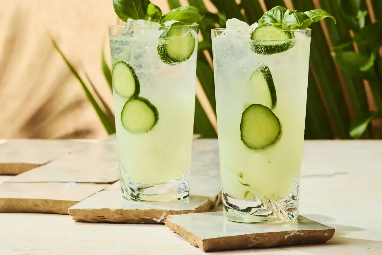 Dwa orzeźwiające drinki z og&oacute;rkiem i miętą, idealne na upalne dni. To lekki alkohol, kt&oacute;ry świetnie gasi pragnienie.
