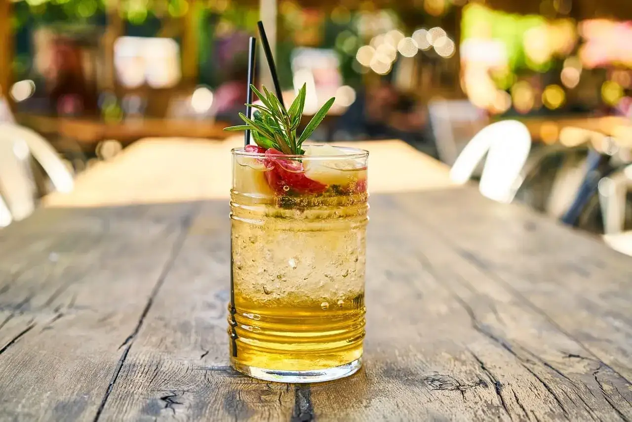 Orzeźwiający drink z owocami i ziołami, idealny na letnie popołudnie. Jak pić ricard alkohol? Ten drink to świetna alternatywa.