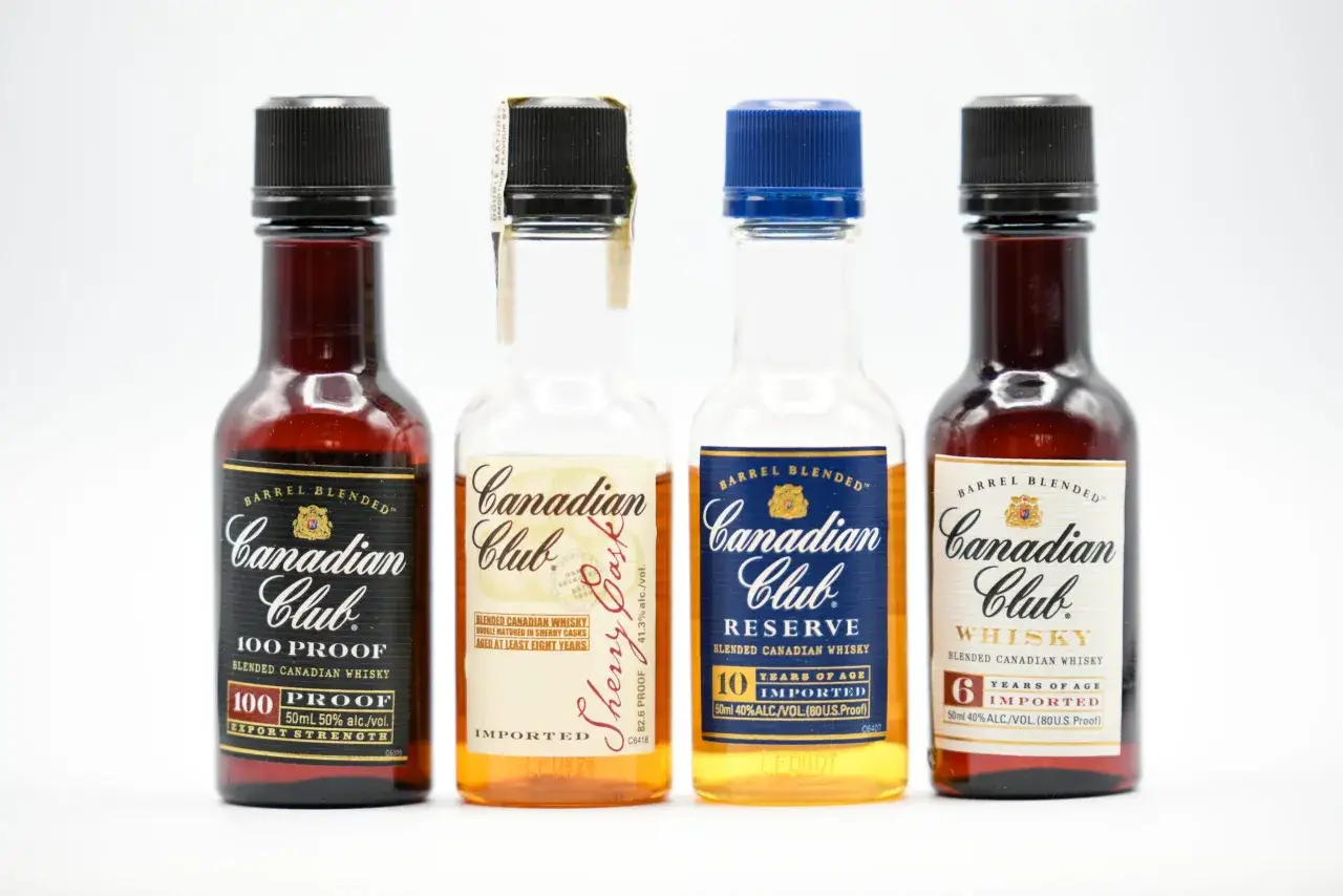 Cztery miniaturowe butelki whisky Canadian Club: 100 Proof, Sherry Cask, Reserve i 6-letnia.