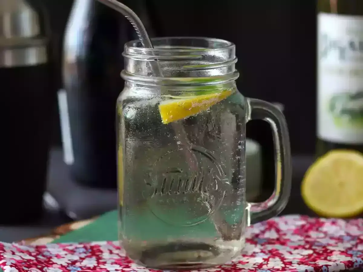 Orzeźwiający drink Hugo z syropem z czarnego bzu, cytryną i miętą w słoiku z uchem.