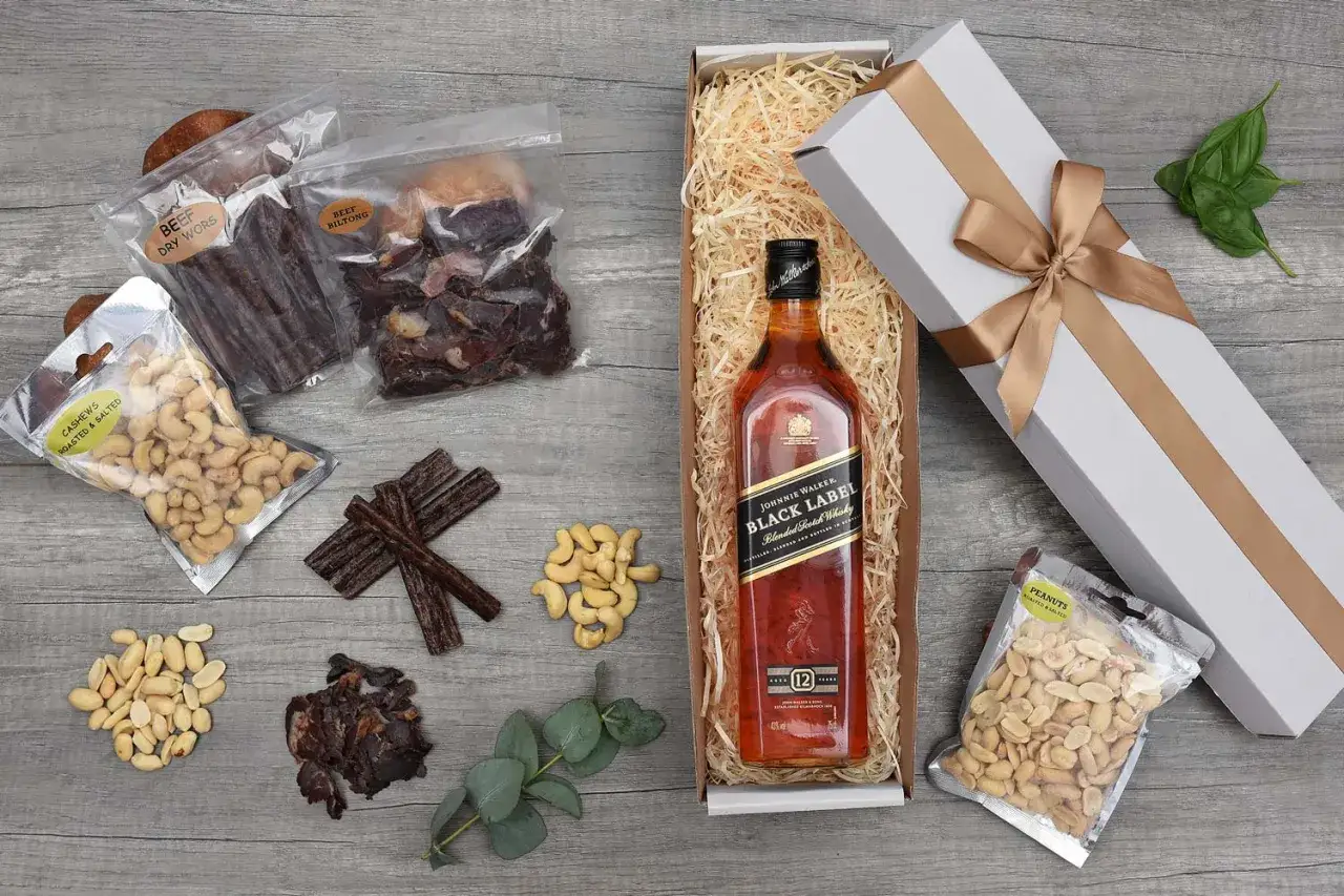 Idealne dodatki do whisky: suszone mięso wołowe, orzeszki ziemne i nerkowca.