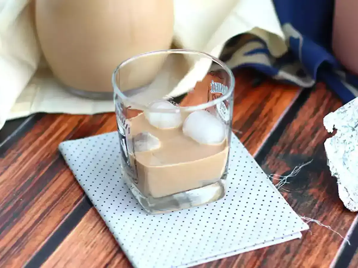 Szklanka z lodem i kremowym likierem, idealna do domowego likieru Baileys przepis.