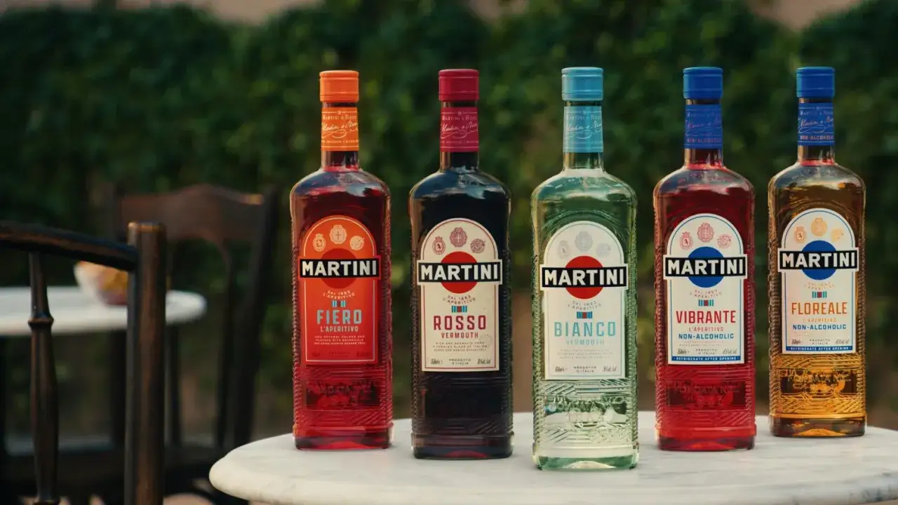 Pięć butelek Martini: Fiero, Rosso Vermouth, Bianco, Vibrante i Floreale. Poznaj wermut co to za napój!