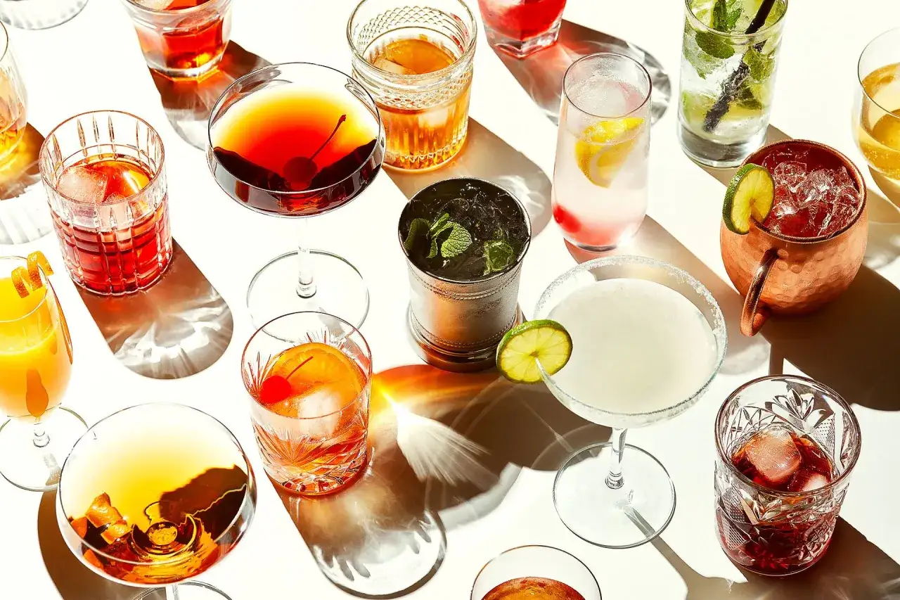 R&oacute;żnorodne drinki, od klasycznych koktajli po orzeźwiające napoje, idealne jako aperitif. Co to aperitif? To nap&oacute;j pobudzający apetyt przed posiłkiem.