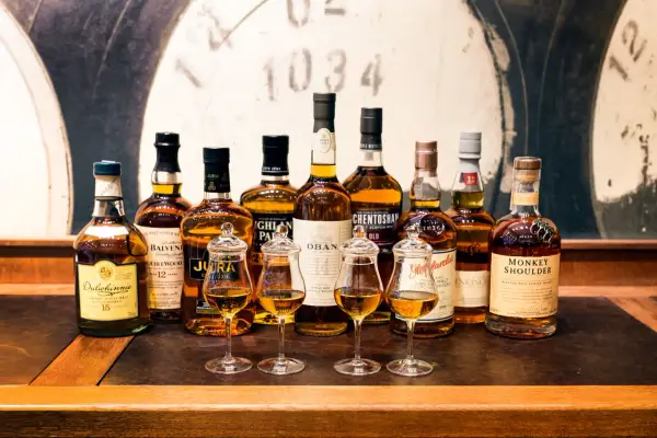 Kolekcja whisky single malt, gdzie "single malt" oznacza destylat z jednej słodowanej jęczmienia, z jednej destylarni.
