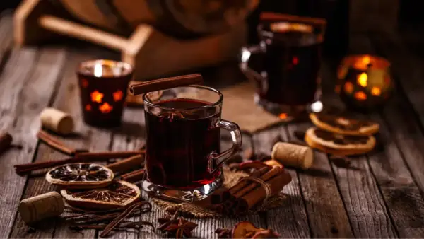 Ciepłe, jesienne drinki z cynamonem i anyżem, ozdobione suszonymi pomarańczami, tworzą przytulną atmosferę.